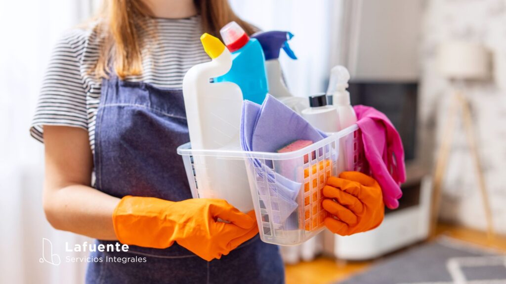 mujer con productos de limpieza en una cesta 